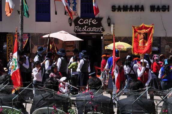 Dia de festa na Plaza de Armas de Pisac, no Valle Sagrado, nas proximidades de Cusco, no Peru